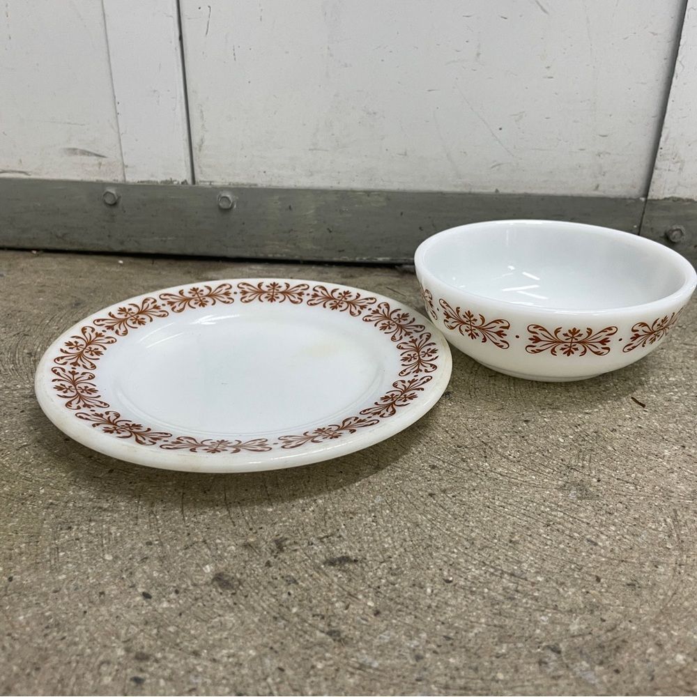 Vintage Pyrex Small Bowl and Saucer - Picture 2 of 4